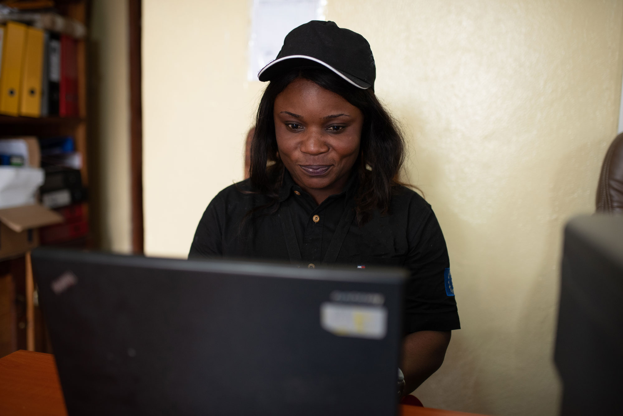 A refugee resettlement caseworker looking at her computer while at work. IRC/OAcland